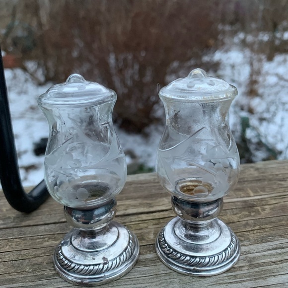 Quaker Silver Etched Glass Salt & Pepper Shakers - Picture 5 of 9